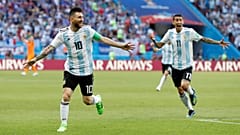 ميسي (يسار) بجاور أنخيل دي ماريا بقميص الأرجنتين خلال كأس العالم 