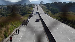 Al menos 25 muertos al volcar un camión con migrantes en el sur de México