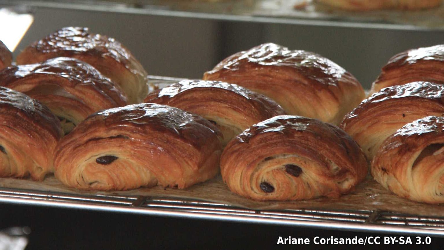 Des chocolatines dans une boulangerie à Paris. Non, des pains au chocolat !