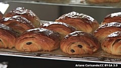 Des chocolatines dans une boulangerie à Paris. Non, des pains au chocolat !