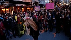 Kadınlar Günü yürüyüşüne polis biber gazı ve plastik mermiyle müdahale etti