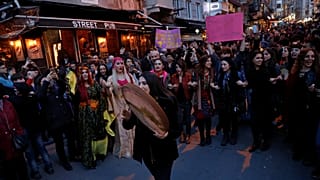 Kadınlar Günü yürüyüşüne polis biber gazı ve plastik mermiyle müdahale etti