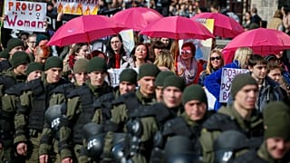 Fiori in Crimea e carri di carnevale: il no comment della settimana