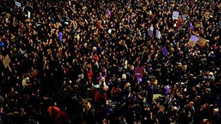 Una asociación para que ellos trabajen y ellas puedan participar en el 8-M