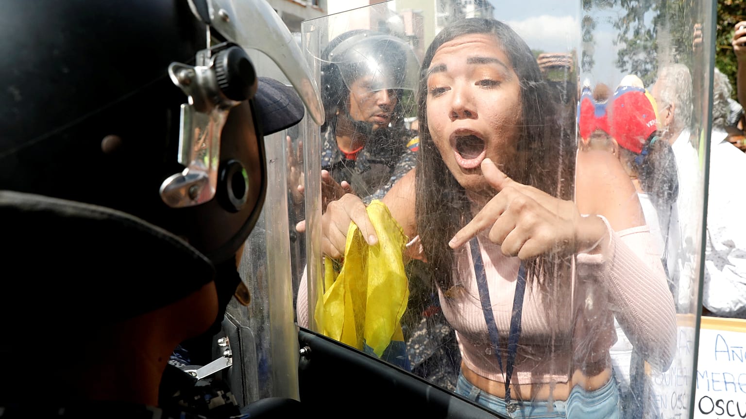 Venezuela'da muhalifler yeniden sokağa iniyor