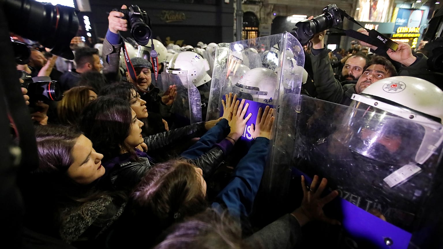 İstanbul'da kadınlar günü..ezan tartışması