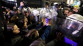 İstanbul'da kadınlar günü..ezan tartışması