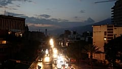 Le uniche luci nella notte di Caracas: i fari delle auto. 