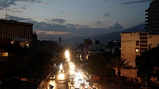 Le uniche luci nella notte di Caracas: i fari delle auto.