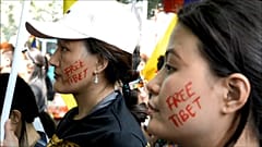Hindistan'a sığınan Tibetliler ayaklanmanın 60'ncı yıldönümünde Çin'i protesto etti 