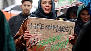 Tens of thousands march for stronger climate change policies in the Netherlands