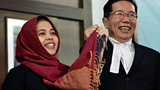 La mujer indonesia absuelta junto a su abogado