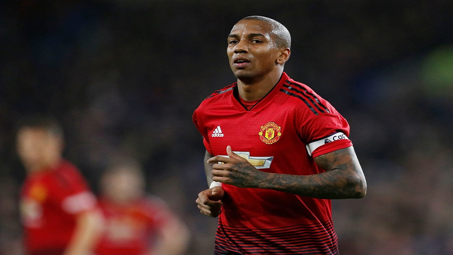 آشلي يانغ لاعب مانشستر يونايتد 