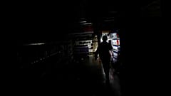 Un supermercado a oscuros luego de un saqueo durante el apagón. Caracas.