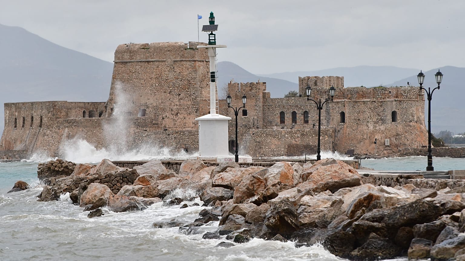 Έκτακτο δελτίο ΈΜΥ: Πτώση θερμοκρασίας, βροχές, καταιγίδες και θυελλώδεις άνεμοι