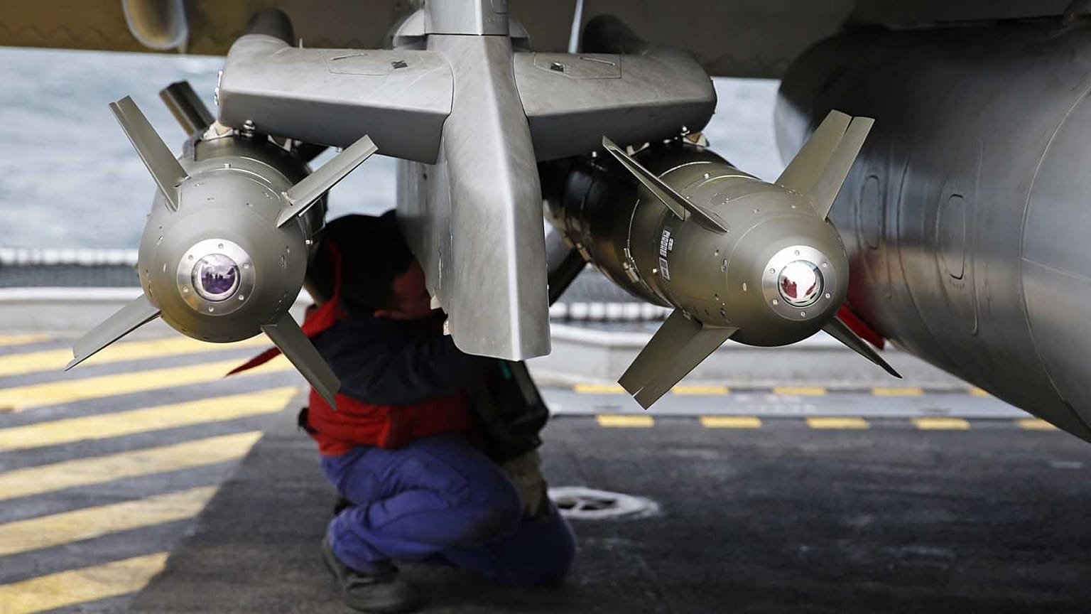 Bombes sous l'aile d'un Rafale sur le pont du Charles de Gaulle -28/01/2018