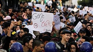 طلاب يشاركون في احتجاجات ضد حكم الرئيس الجزائري عبد العزيز بوتفليقة