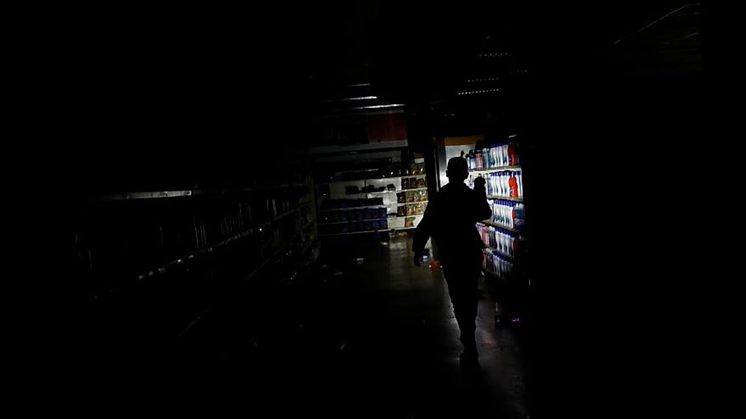 Saccheggi, code, crisi alimentare e sanitaria: le foto del blackout in Venezuela