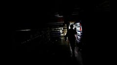 Saccheggi, code, crisi alimentare e sanitaria: le foto del blackout in Venezuela