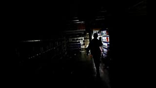 Saccheggi, code, crisi alimentare e sanitaria: le foto del blackout in Venezuela