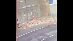 Прохожий увернулся от падающей стены дома