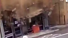 مرد بریتانیایی از ریزش بخشی از یک ساختمان جان سالم به در برد 