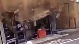مرد بریتانیایی از ریزش بخشی از یک ساختمان جان سالم به در برد 