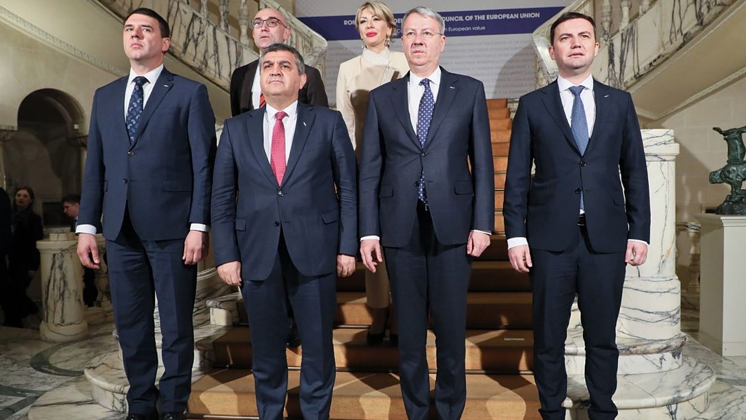 Βέτο Ιβάνοφ σε νόμους και παρουσία Οσμάνι στο Βουκουρέστι