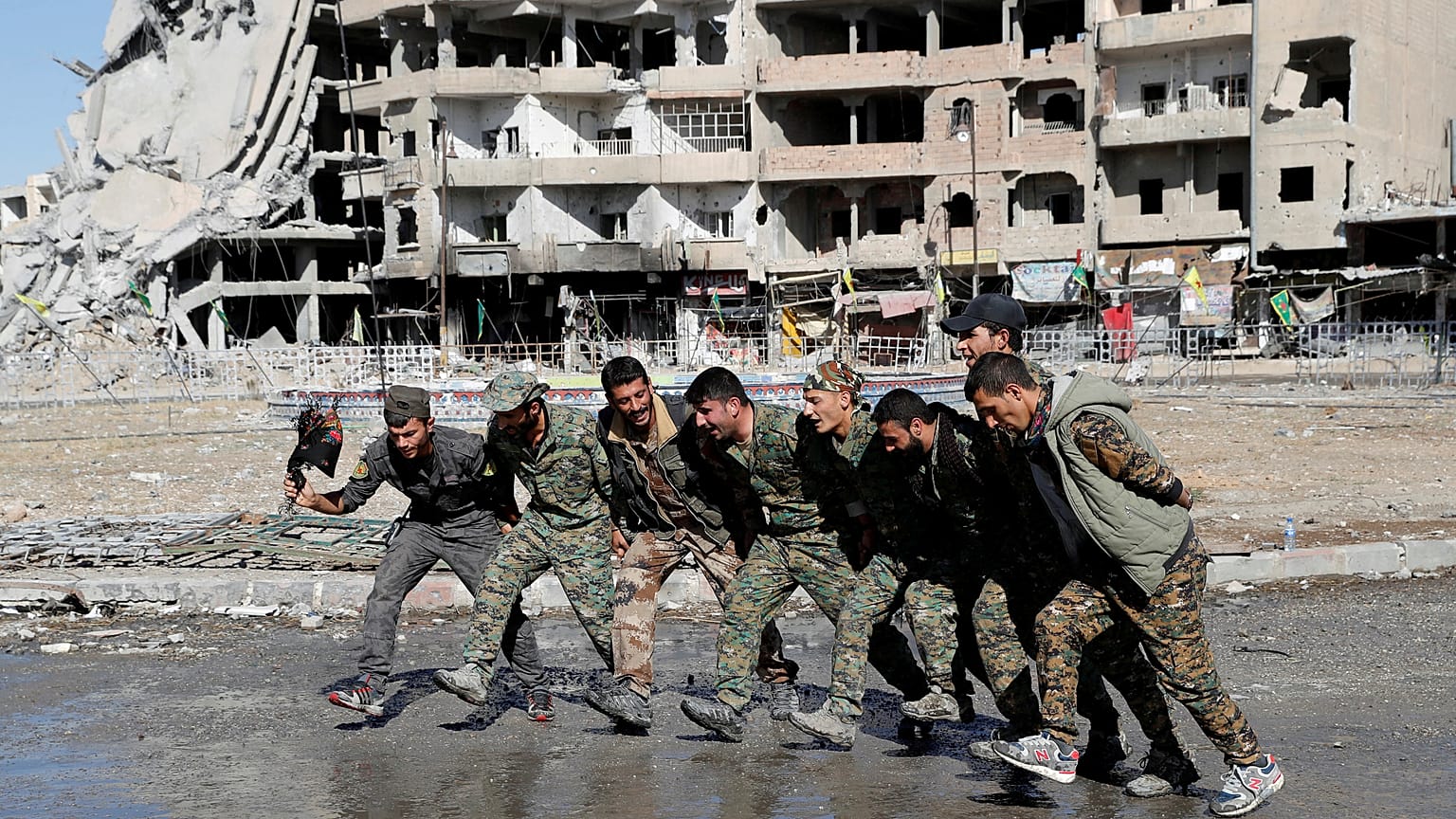 Raqqa, 18.10.2017. Militari dell'esercito siriano a Raqqa. 