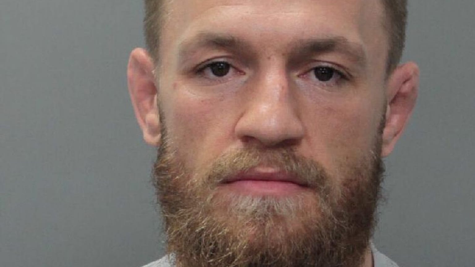 Le champion de MMA, McGregor, s'en prend à un fan