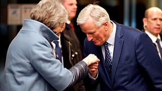 Премьер Британии Мэй и представитель ЕС на переговорах по "брекситу" Барнье