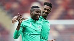 اللاعب السعودي عمر هوساوي (الى اليسار)