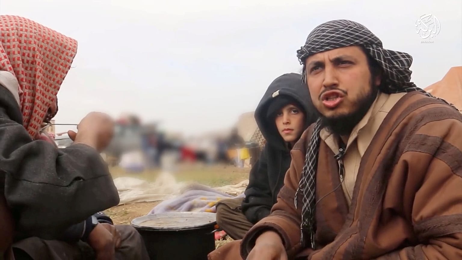 رجل تقول رويترز إنه عنصر في تنظيم الدولة الإسلامية 