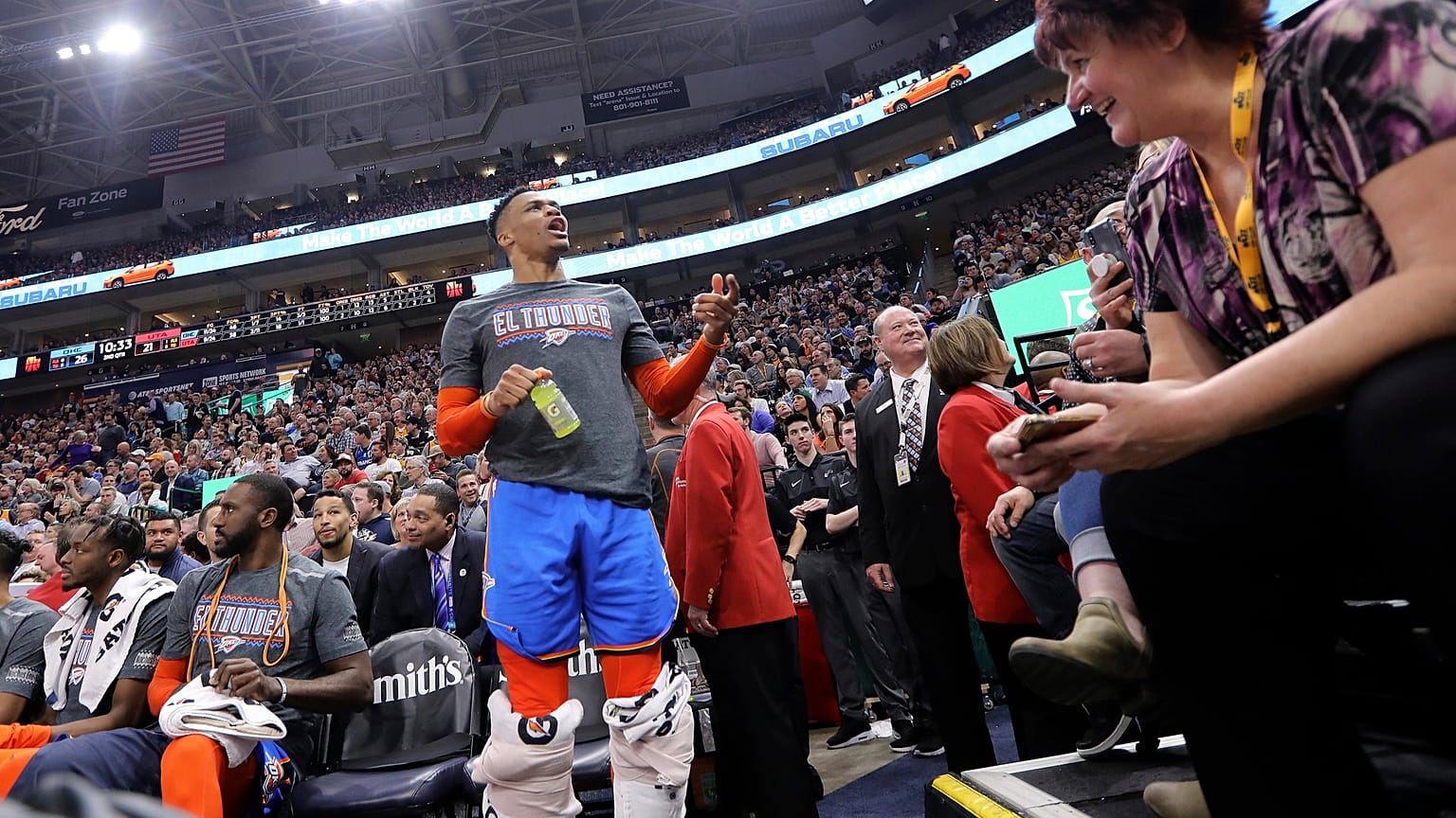 NBA: Tartıştığı taraftarın eşine küfreden Russell Westbrook'a 25 bin dolar para cezası