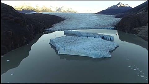 Dos icebergs se desprenden del Glaciar Grey, en la Patagonia chilena 