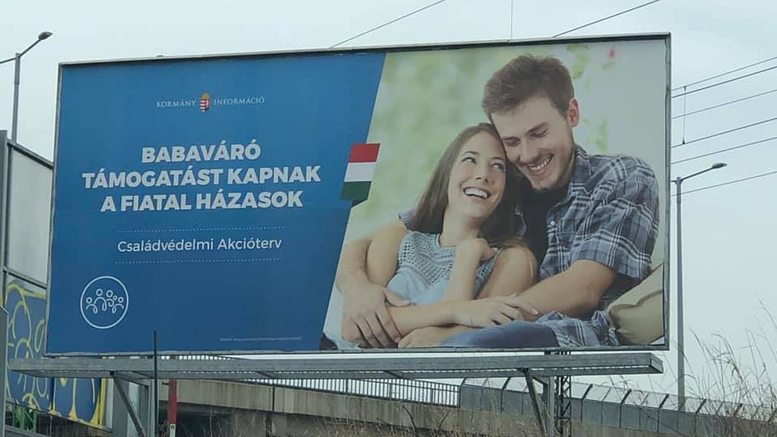 Világhírű mém szereplői a magyar kormány plakátján
