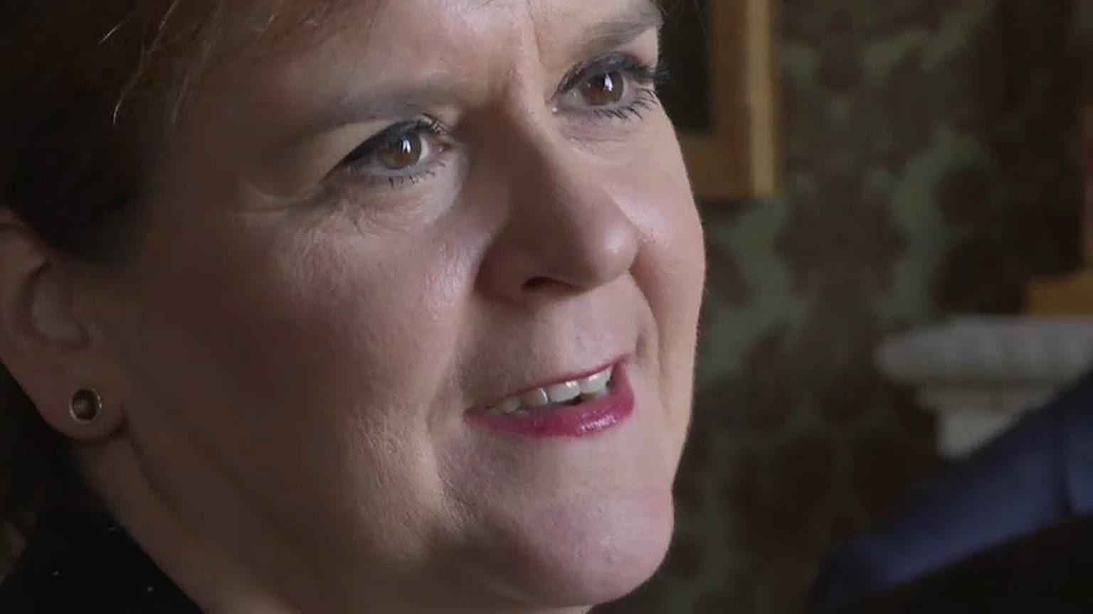Sturgeon carga contra May por el caos del Brexit