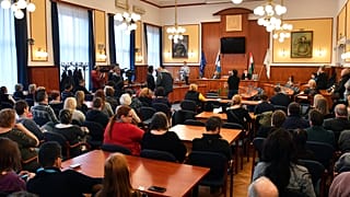 Azonnali béremelést követelnek a közszférában dolgozók