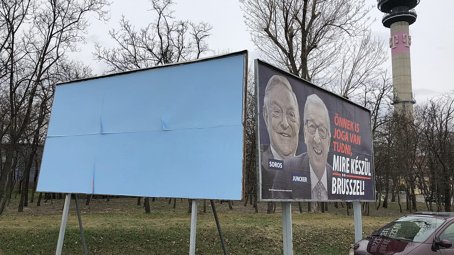 Los carteles cubiertos... En una sola dirección. 