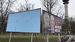 Los carteles cubiertos... En una sola dirección. 