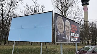 Los carteles cubiertos... En una sola dirección.