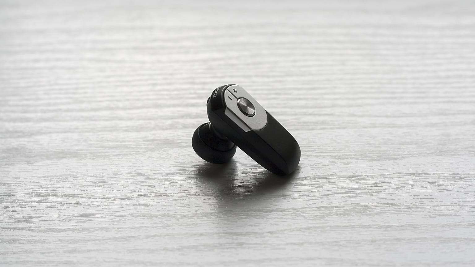 سماعات آبل "Airpods" غير آمنة.. وقد تصيبك بالسرطان!