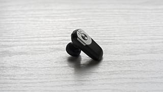 سماعات آبل "Airpods" غير آمنة.. وقد تصيبك بالسرطان!