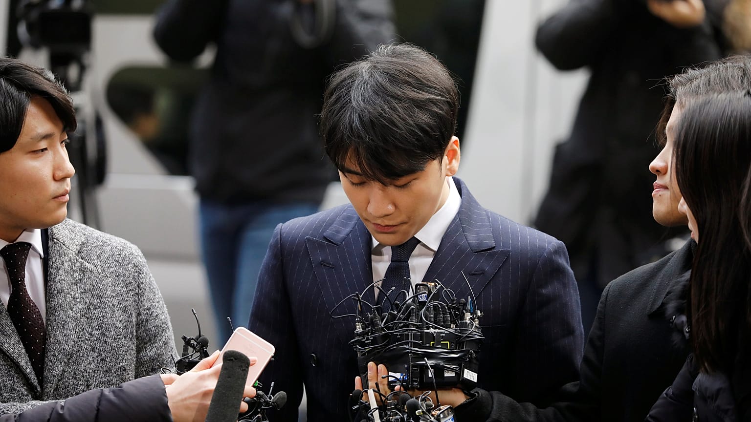 Seks skandalına karışan K-pop yıldızları müziği bıraktı