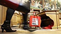 Deutschland: Frauen verdienen weiter deutlich weniger als Männer 