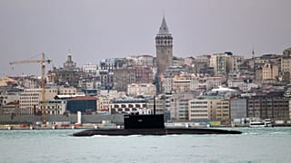 Russisches U-Boot vor Istanbul