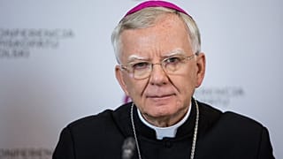 L'arcivescovo Marek Jedraszewski in conferenza stampa a Varsavia
