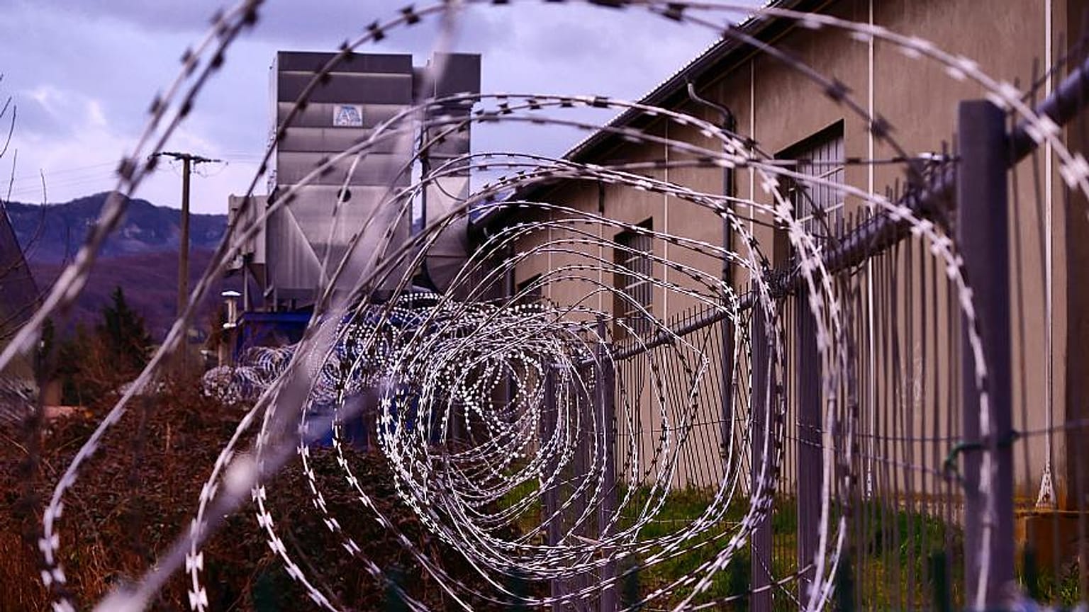 إسبانيا تعلق تجارب الصعق الكهربائي على السجناء 