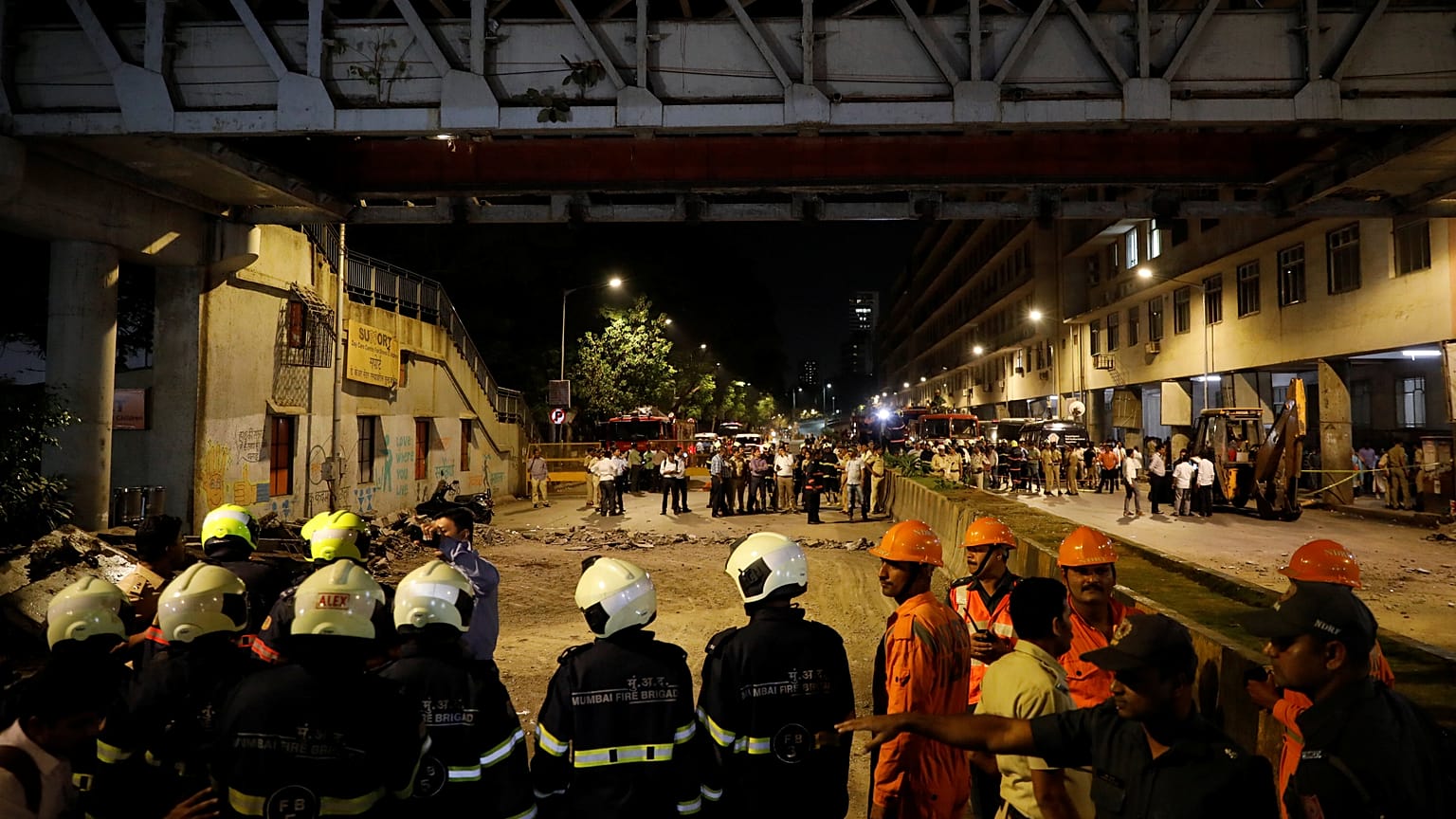 Tragedia in India: crolla un ponte pedonale, 5 morti e 36 feriti