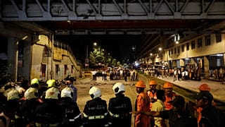 Tragedia in India: crolla un ponte pedonale, 5 morti e 36 feriti